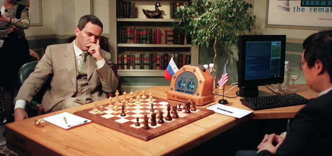 Las partidas se jugaron en 1996 y 1997 entre el superordenador de IBM Deep Blue, su equipo de programadores de IBM y expertos en ajedrez que dirigían y reprogramaban la máquina entre las partidas, por un lado, y el campeón mundial de ajedrez Garry Kasparov, por otro. kasparov.com