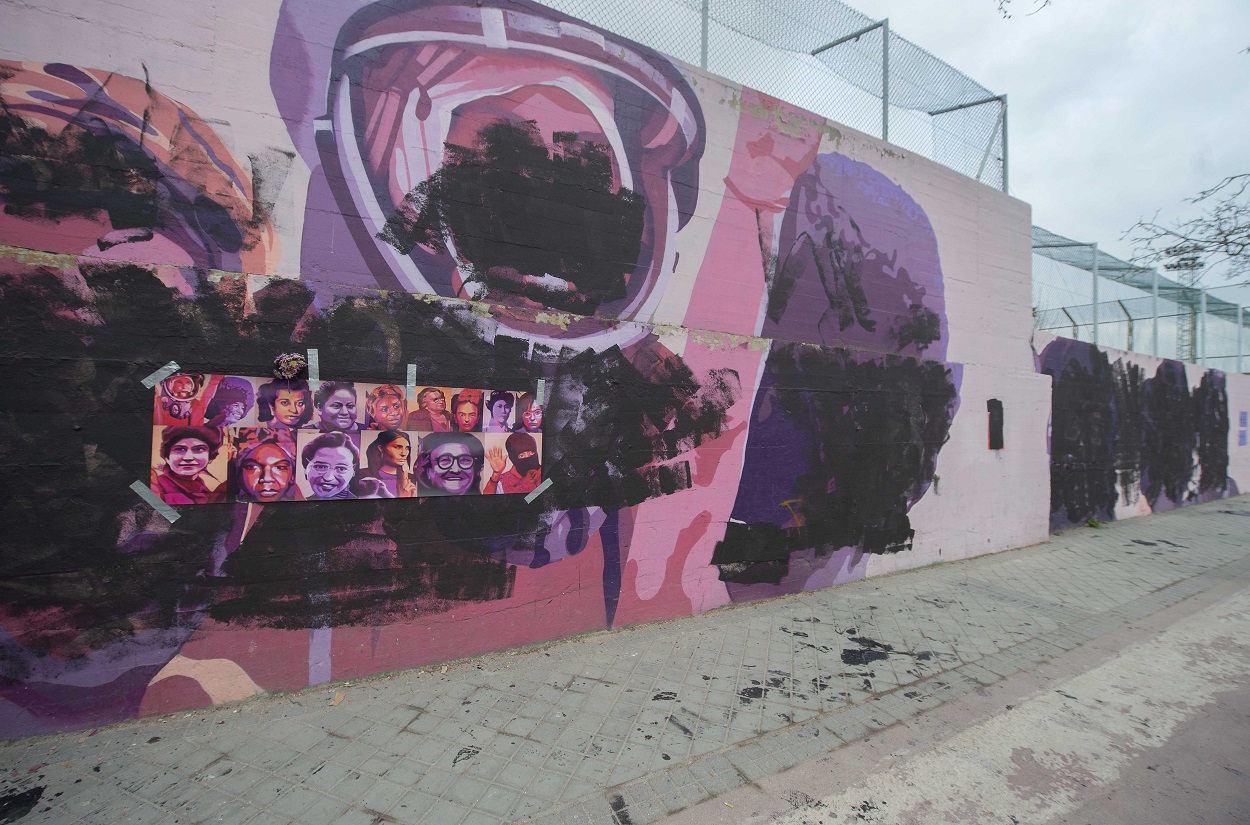 Mural feminista de Ciudad Lineal que ha amanecido EL 8M completamente vandalizado, tachando los rostros de las mujeres que han hecho historia. E.P./Alberto Ortega / Europa Press