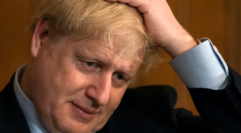 Mientras algunos líderes entraban en acción, Boris Johnson estrechaba la mano de pacientes de covid