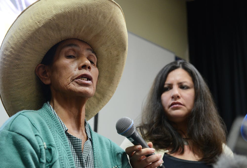 Esperanza Huayama habla sobre su esterilización forzada hace 18 años, bajo el gobierno de Alberto Fujimori, en una conferencia de prensa de Amnistía Internacional en 2015. Cris Bouroncle/AFP via Getty Images
