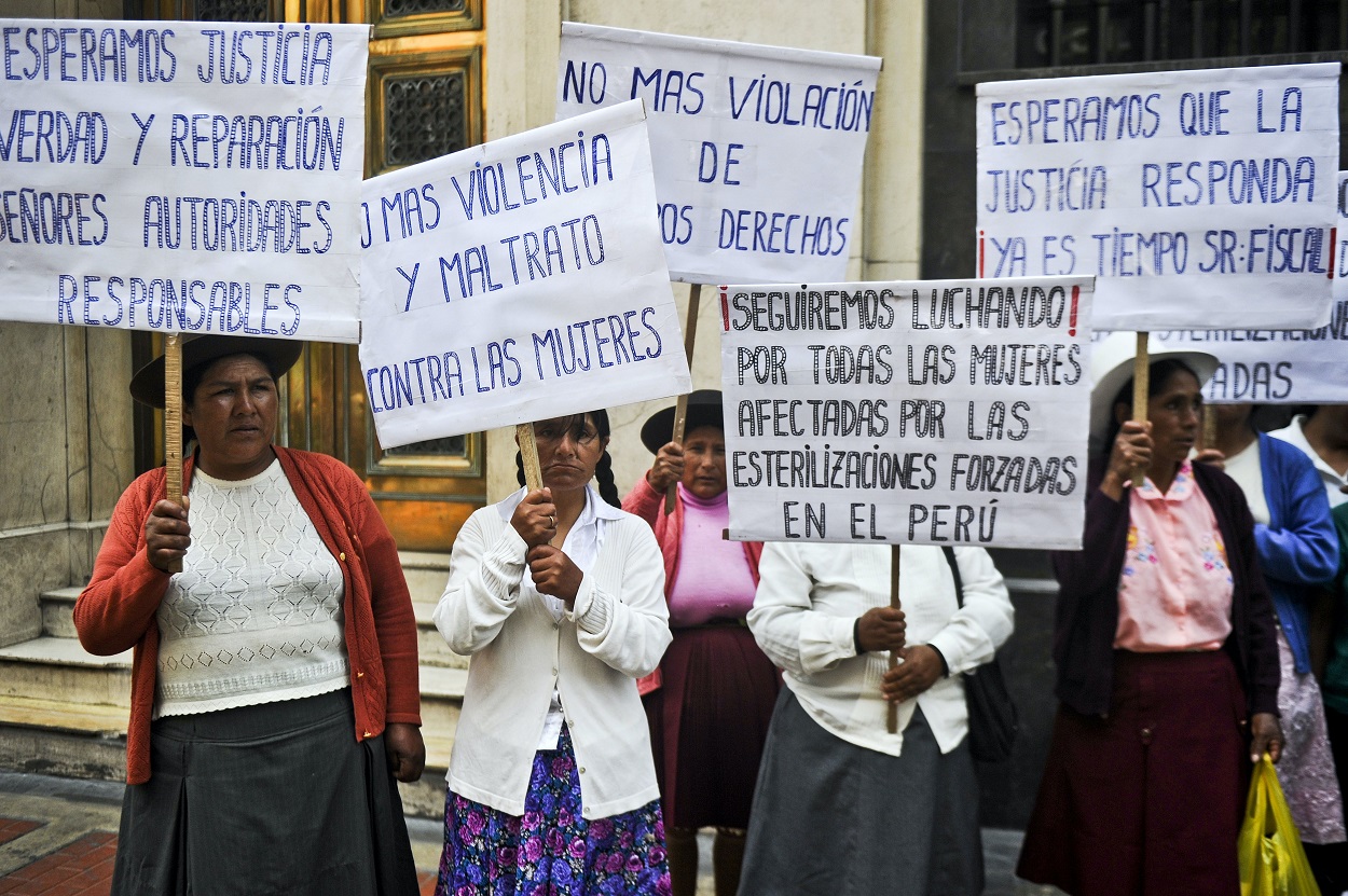 Víctimas de esterilizaciones forzadas protestan en Lima, Perú, en 2014. Las audiencias públicas para descubrir este oscuro capítulo de la dictadura de Fujimori comenzaron en enero. Ernesto Benavides/AFP vía Getty Images