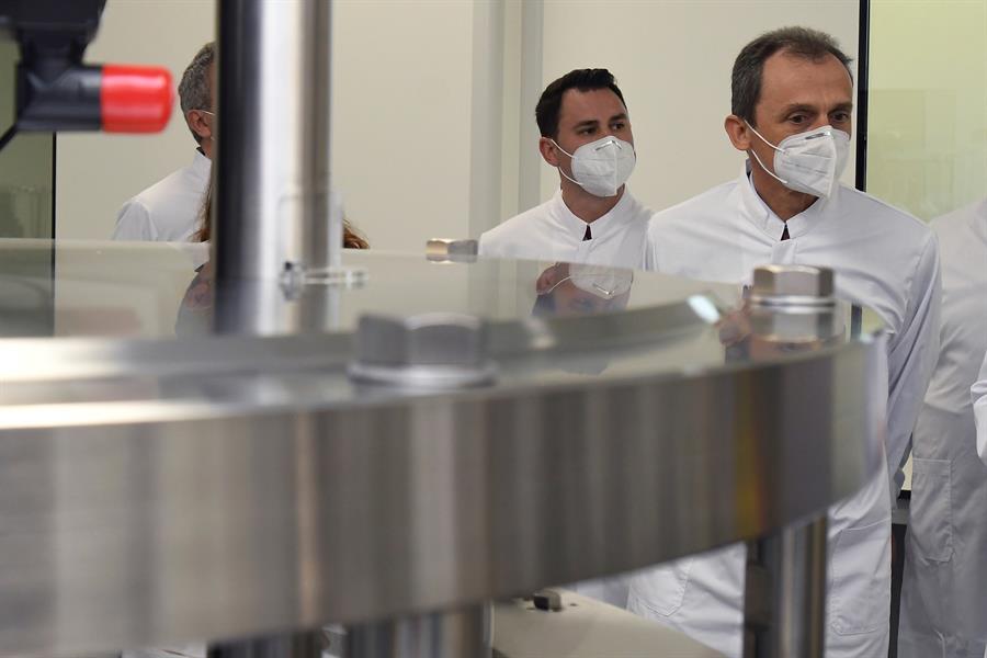 El ministro de Ciencia e Innovación, Pedro Duque (d), visita la sede de la compañía biotecnológica mAbxience, este jueves en León. EFE/J. Casares POOL