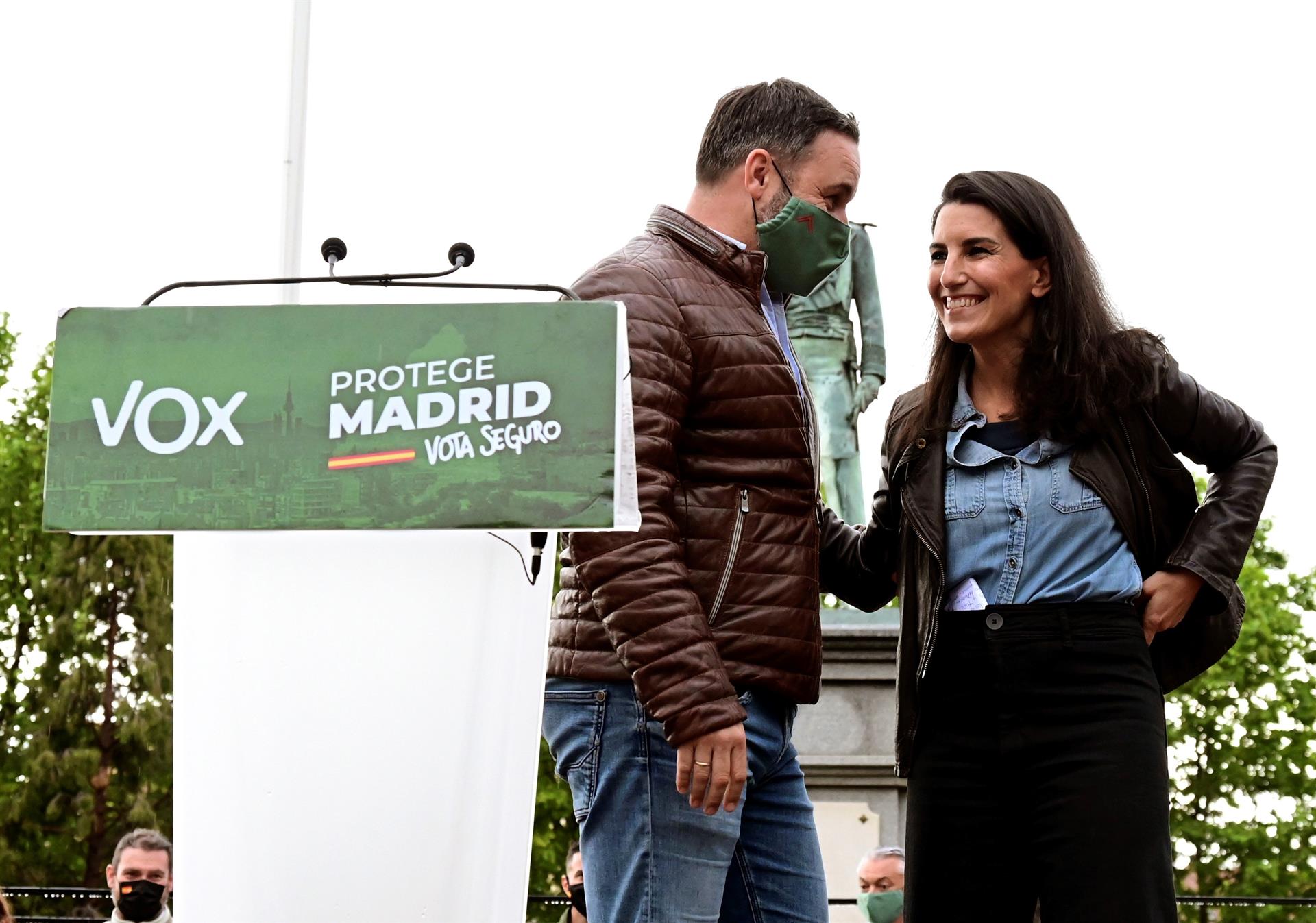 La candidata de Vox a la presidencia de la Comunidad de Madrid, Rocío Monasterio (d), y el presidente del partido, Santiago Abascal, durante el acto de campaña celebrado este martes en el Parque Duque de Ahumada de Valdemoro, en Madrid. EFE/Víctor Lerena