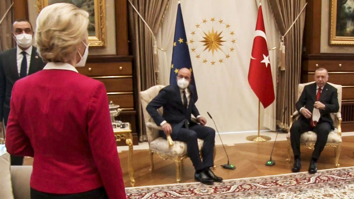 Instante en el que Von der Leyen se queda sin silla en la reunión con Erdogan.- EFE