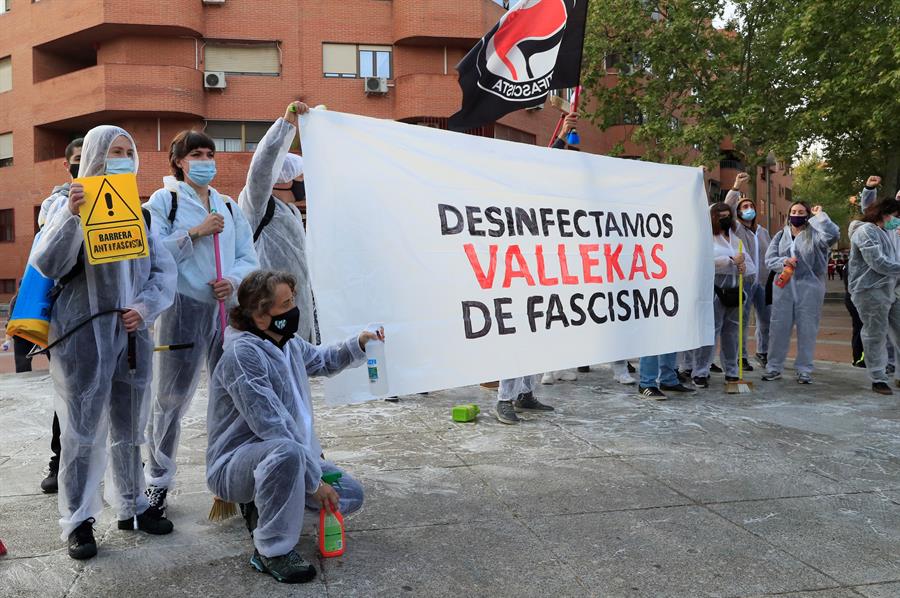 Asistentes al acto de "Desinfección antifascista" este jueves después de los disturbios registrados el miércoles en el acto de precampaña de Vox en Vallecas. EFE/Fernando Alvarado