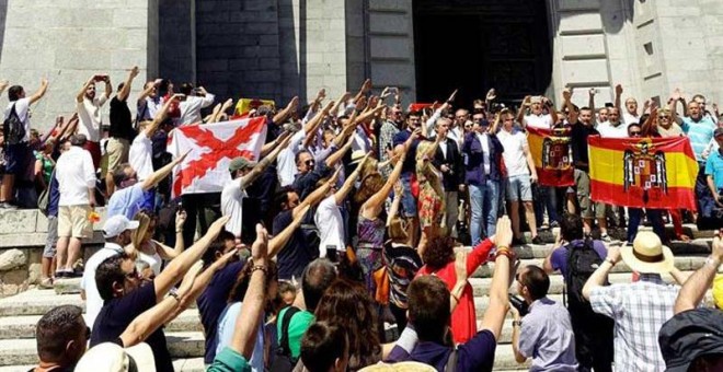 Decenas de personas realizan el saludo fascista en el Valle de los Caídos este domingo. (JUAN CARLOS HIDALGO | EFE)