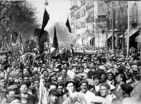 Celebración ciudadana de la proclamación de la Segunda República en Madrid el 14 de abril de 1931. EFE