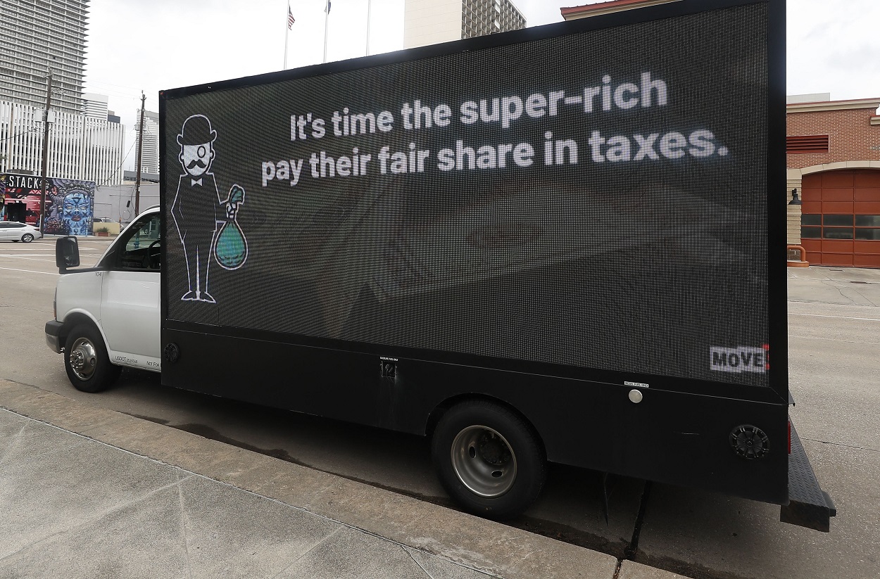 Un camioneta de la campaña del movimiento estadounidense MoveOn, que pide la subida de los impuestos sobre los ricos y sobre las grandes empresas. AFP/Bob Levey