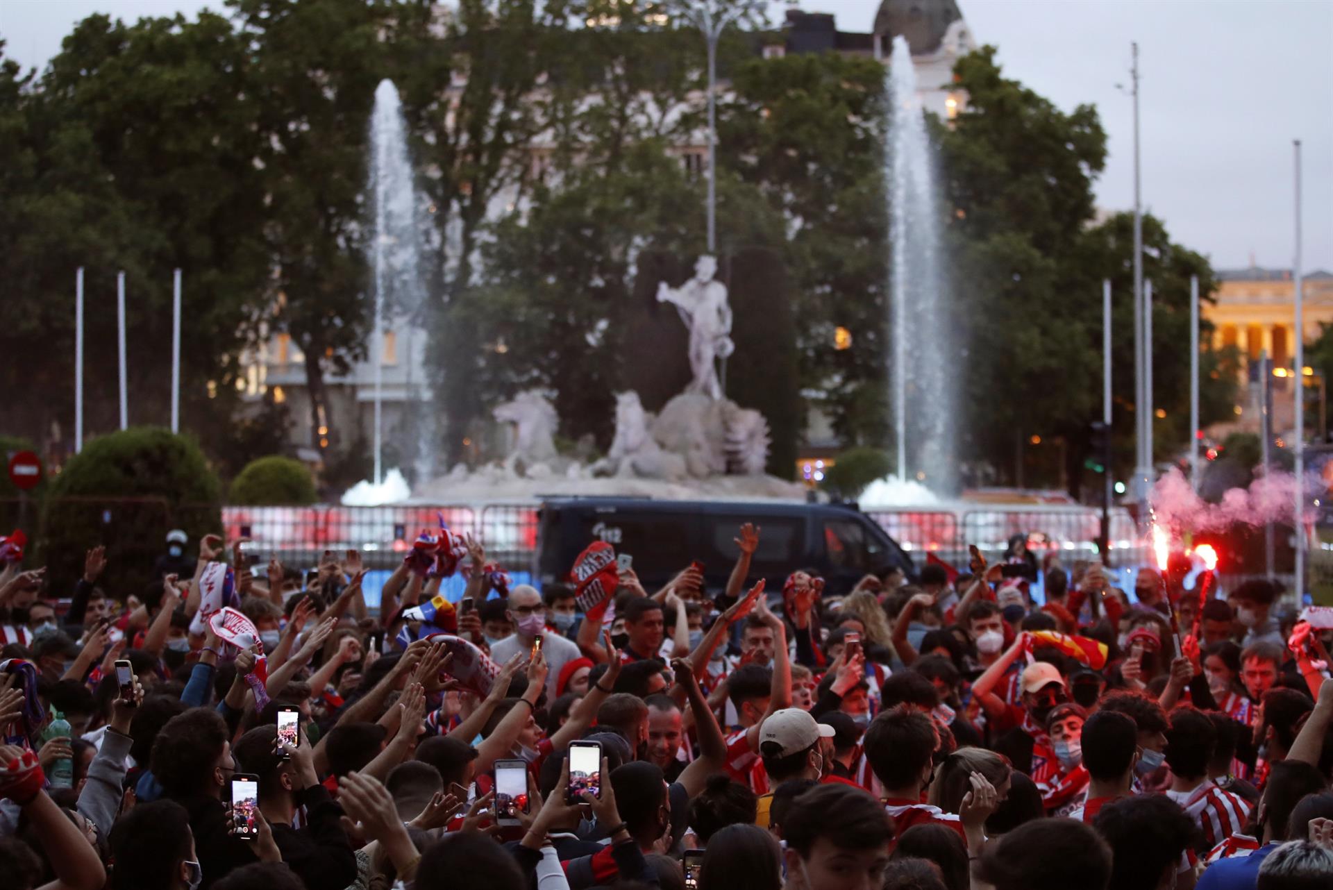 La afición del Atlético de Madrid celebra el título de Liga en la plaza de Neptuno.- EFE/Javier López
