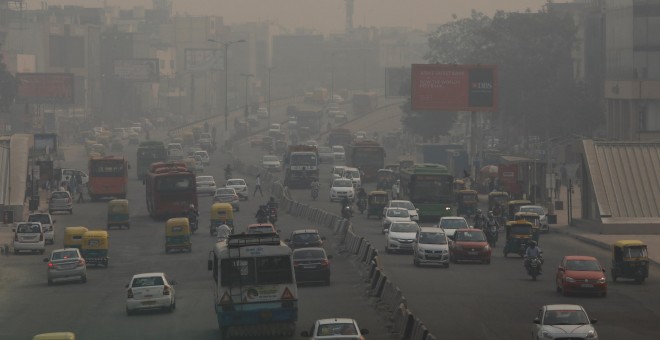 Los vehículos circulan en medio de la contaminación de Nueva Delhi. REUTERS/Anushree Fadnavis