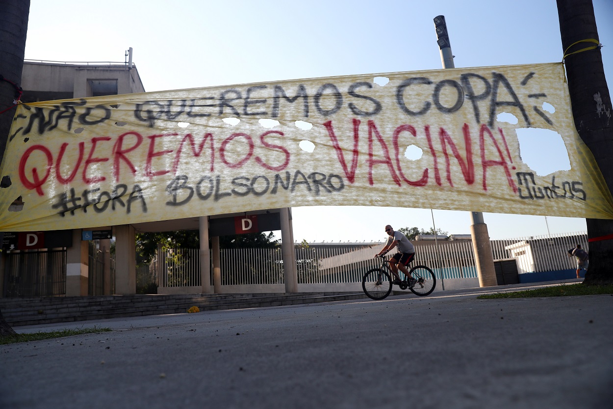 Una pancarta contra la celebración de la Copa América en Brasil ('No queremos Copa, queremos vacuna. !Fuera Bolsonaro¡', dice), en el exterior del mítico Estadio de Maracana, en Rio de Janeiro. REUTERS/Pilar Olivares