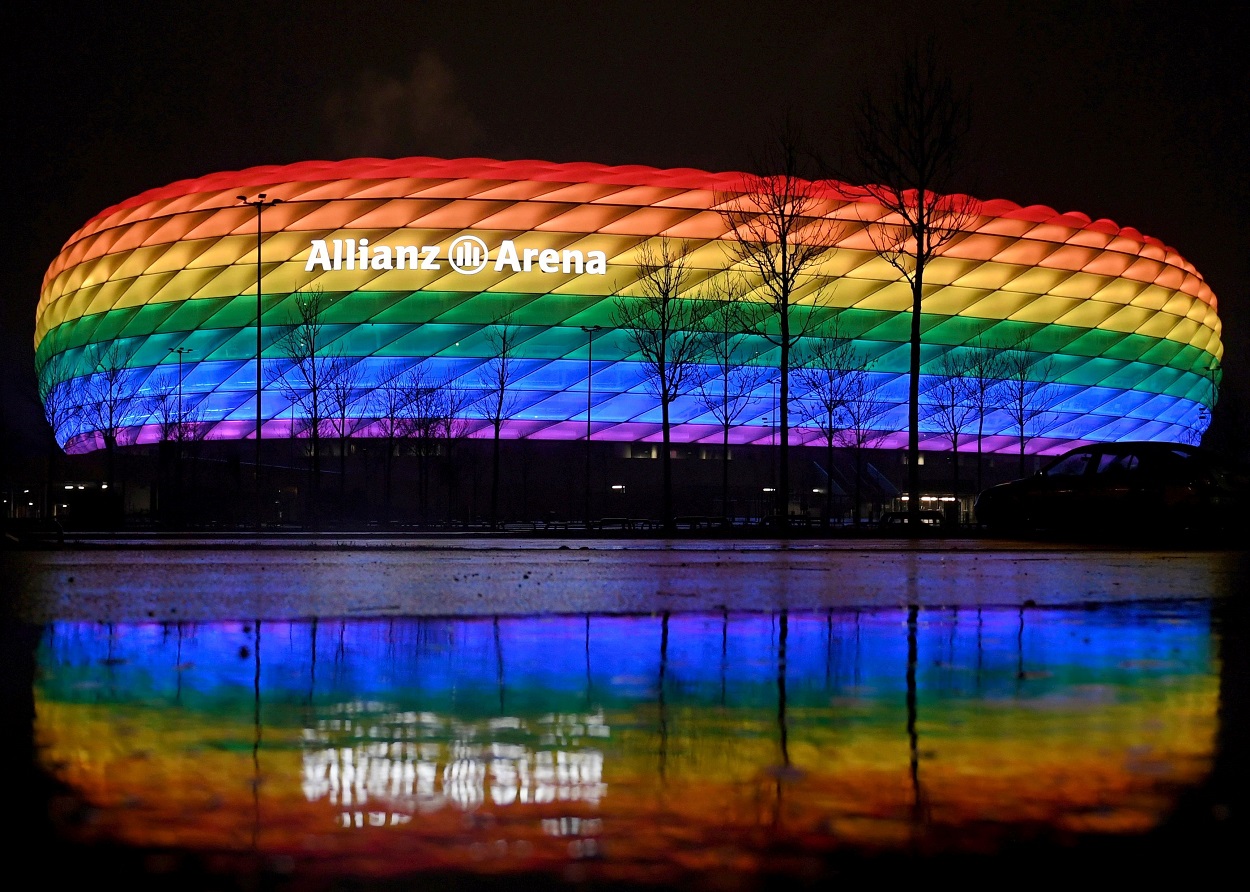 Vista del estadio Allianz Arena, donde juega el Bayern de Munich, iluminado con los colores de la bandera LGTBI, el pasado enero. REUTERS/Andreas Gebert