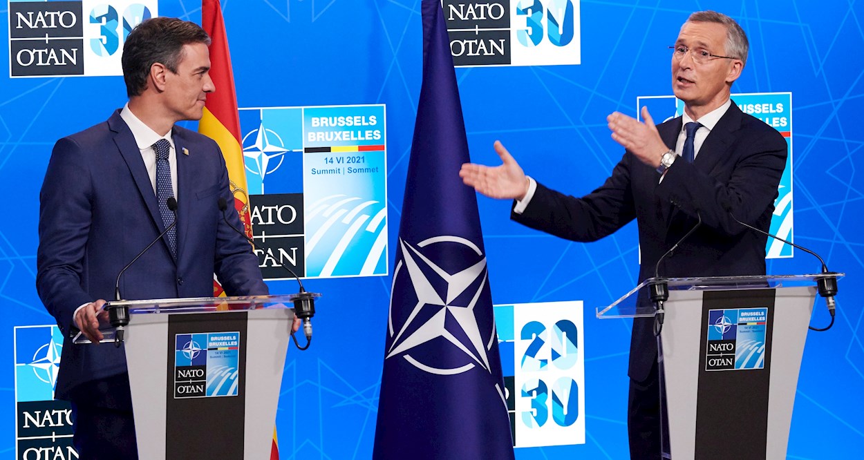 El presidente del Gobierno, Pedro Sánchez (i) y el secretario general de la OTAN, Jens Stoltenberg (d), durante la rueda de prensa conjunta en el marco de la Cumbre de la Alianza Atlántica, en Bruselas. EFE/Horst Wagner