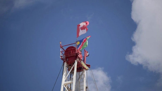 En el emplazamiento del primer pozo, la bandera de Canadá ondea incluso por encima de la de Namibia, violando la constitución nacional del país. Atribución: Namibia Media Holdings