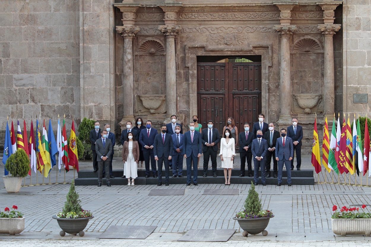 Foto de familia de los asistentes a la XXI Conferencia de Presidentes, realizada frente a la puerta barroca de acceso al Monasterio de Yuso de San Millán de la Cogolla, La Rioja, en julio de 2020. E.P./Alberto Ruiz