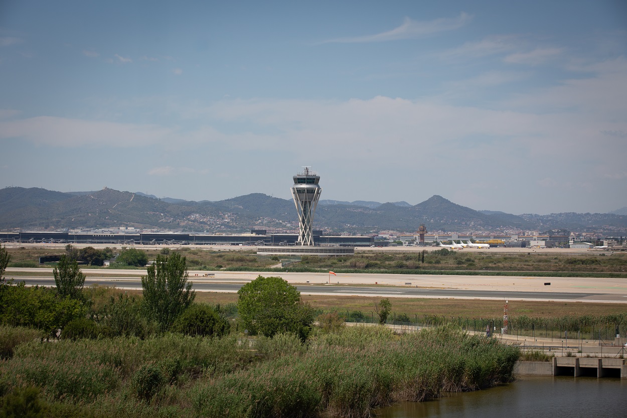 Vista del Aeropuerto Josep Tarradellas Barcelona-El Prat, cerca del espacio protegido natural de La Ricarda, un antiguo brazo de río abandonado. E.P./David Zorrakino