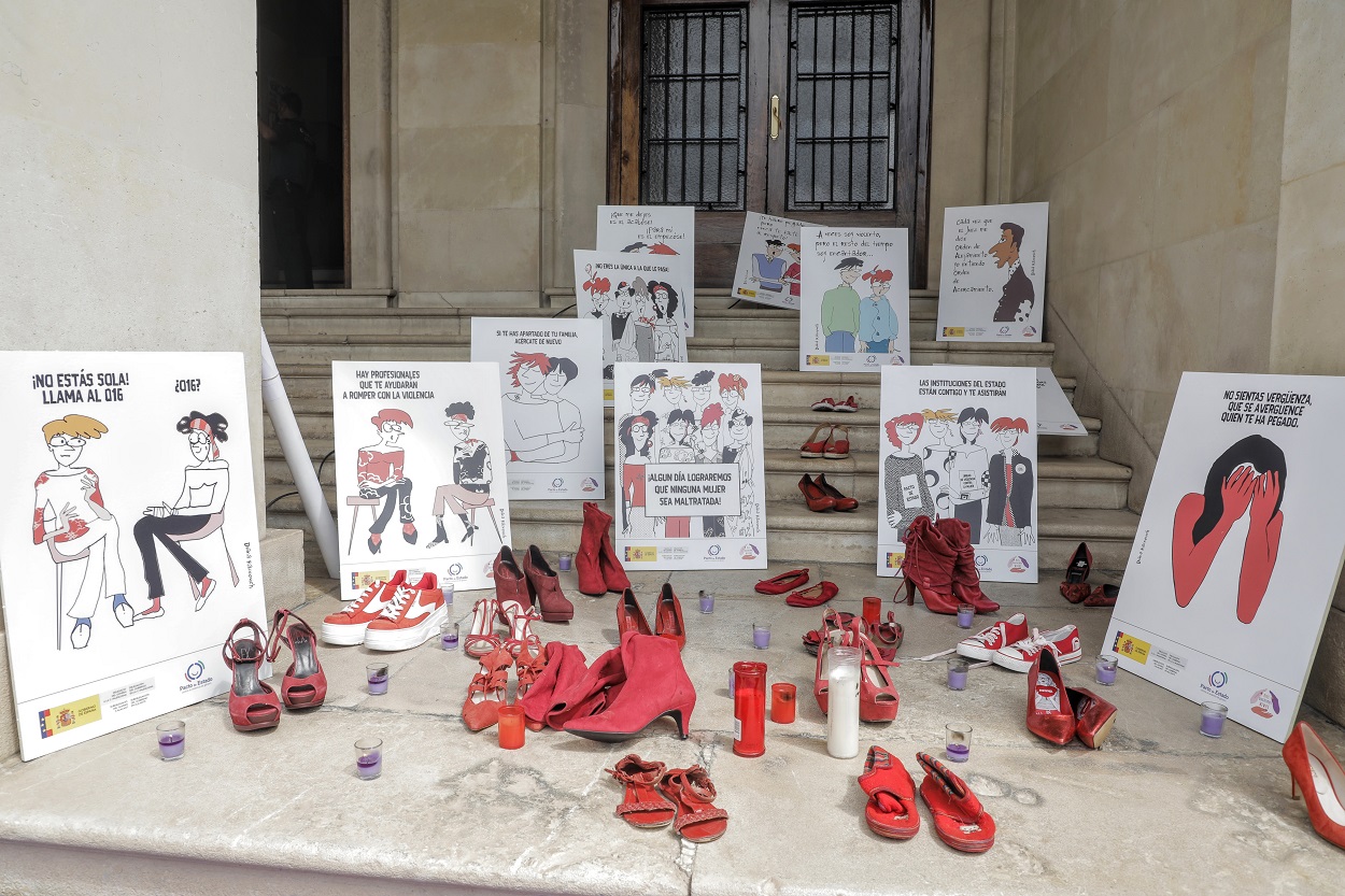 Varios pares de zapato de color rojo, velas y carteles contra la violencia machista contra las mujeres, en una concentración en repulsa de uno de los asesinatos cometidos en las últimas semanas. E.P./Joaquín Reina