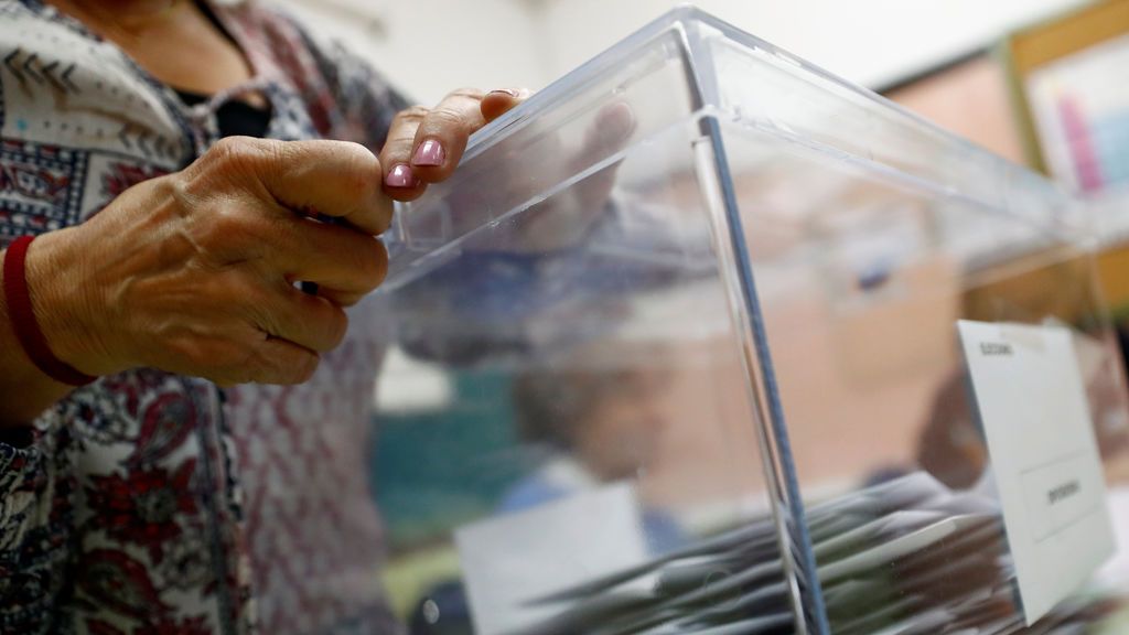 Urna en un colegio electoral durante las elecciones generales del 28 de abril de 2019.REUTERS/Juan Medina