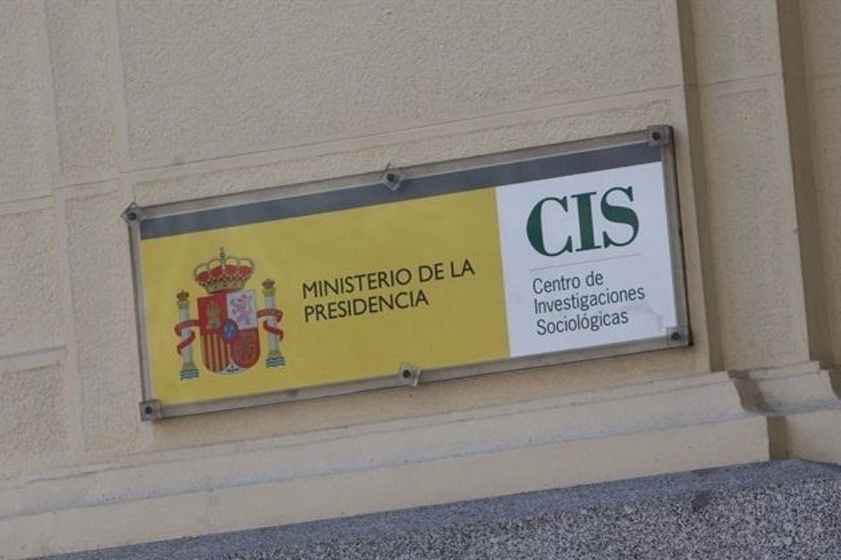 Cartel con logo del Centro de Investigaciones Sociológicas (CIS), a la entrada de su sede en Madrid. E.P.
