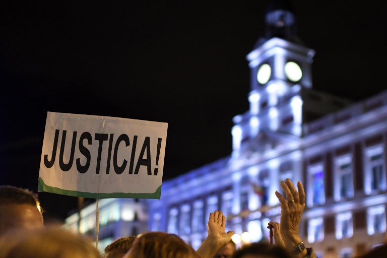 Una pancarta reclama justicia para las mujeres durante una manifestación en Madrid. / AFP.