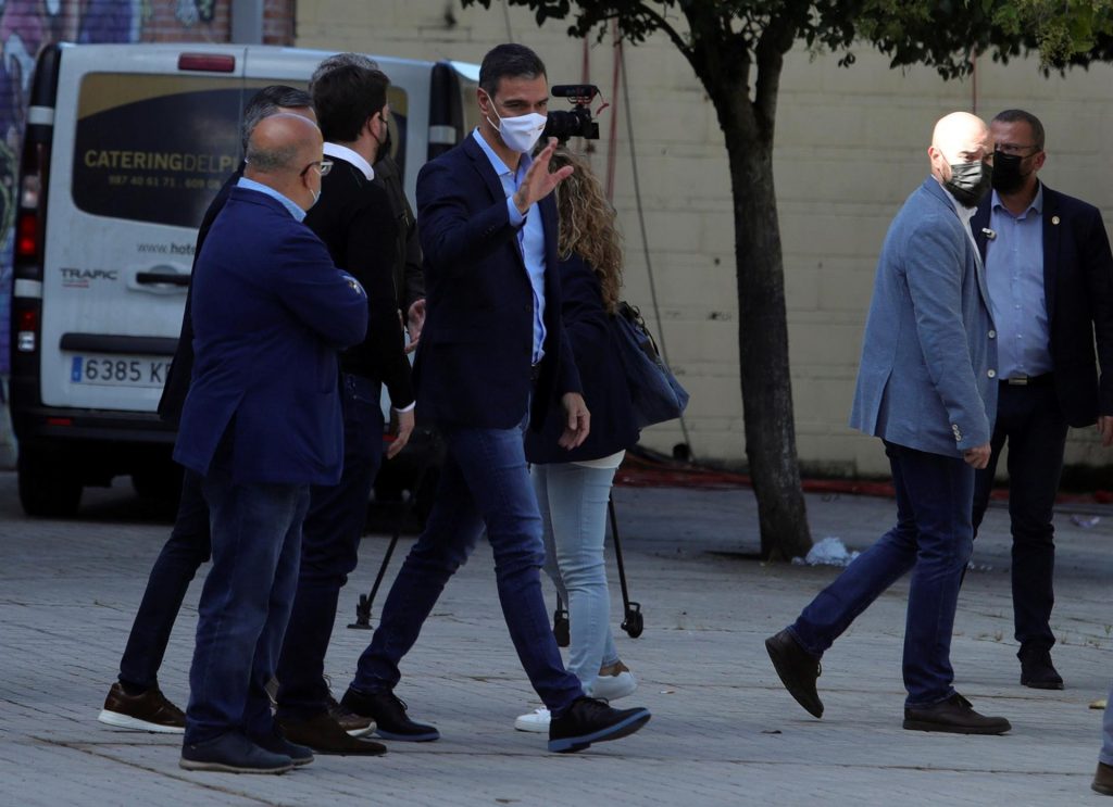 El presidente del Gobierno y secretario general del PSOE, Pedro Sánchez (c), a su llegada a un acto del partido celebrado este domingo en Ponferrada. EFE/ Ana F. Barredo