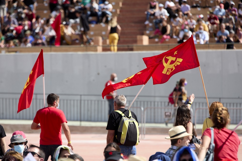 Varias personas sostienen banderas del PCE, en la fiesta del centenario del PCE, a 25 de septiembre de 2021, en Rivas-Vaciamadrid, Madrid (España). EUROPA PRESS