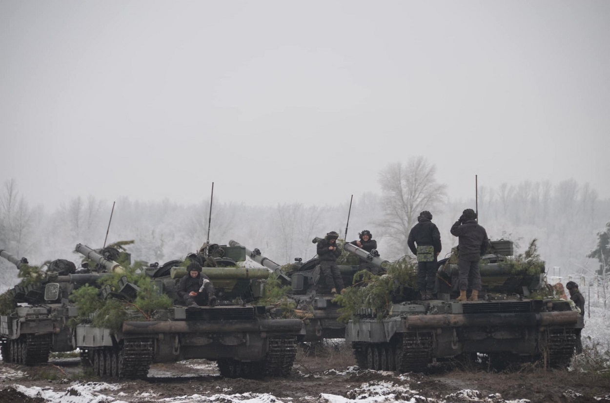 Carros de la 92.ª Brigada Mecanizada Separada de las Fuerzas Armadas de Ucrania participan en ejercicios militares en un campo de tiro en la región de Kharkiv. REUTERS