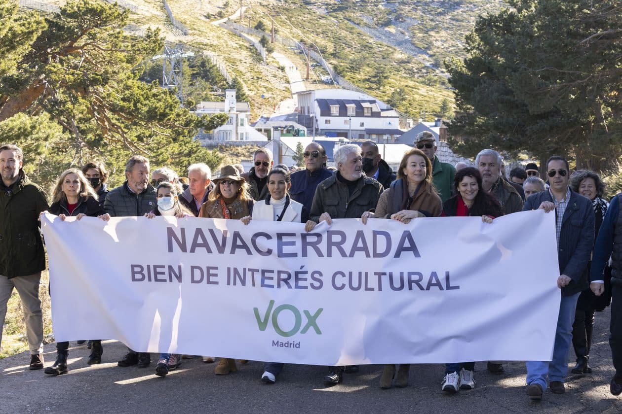 Las pancartas del PP y Vox no devolverán la nieve a Navacerrada