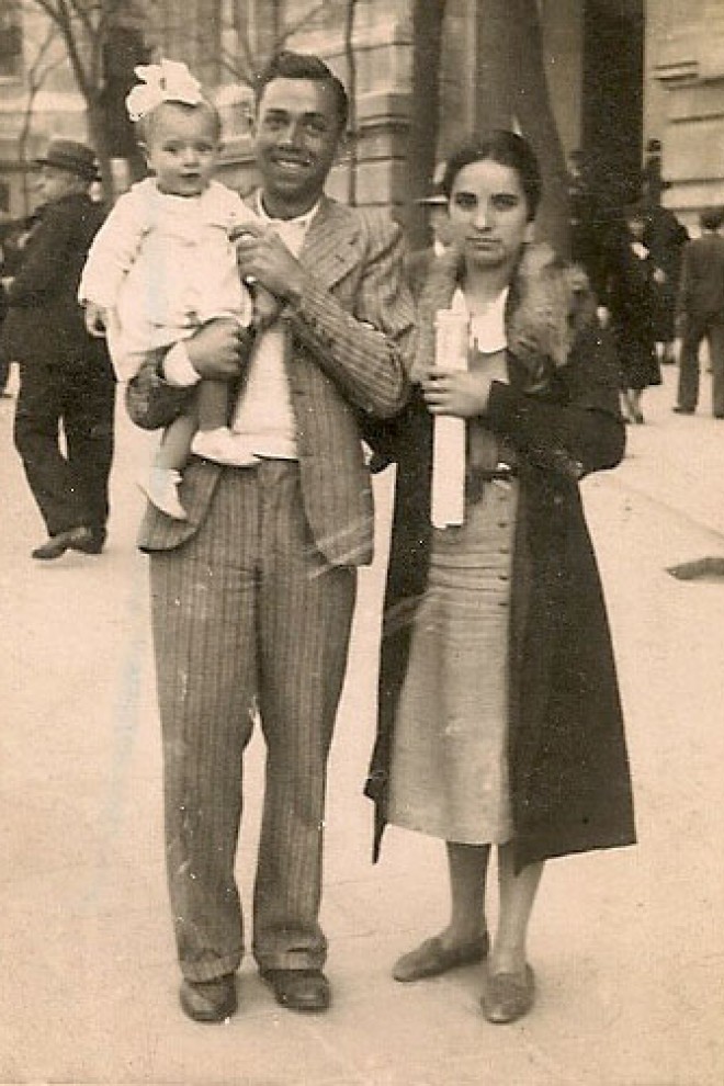 Miguel Hernández en la Gran Vía de Madrid con su hermana Elvira y su sobrina.
