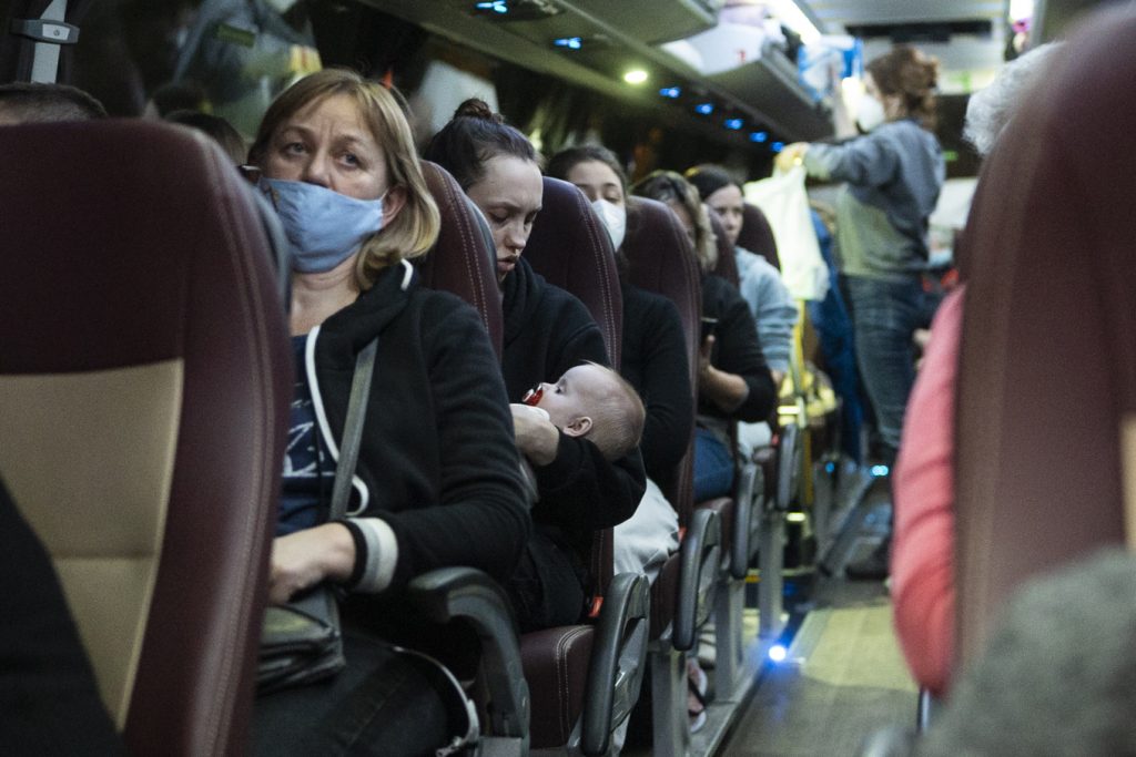 Refugiados ucranianos en autobús fletado por Farmacéuticos Solidarios en Cracovia (Polonia), para emprender viaje a España. EFE/Rodrigo Jiménez