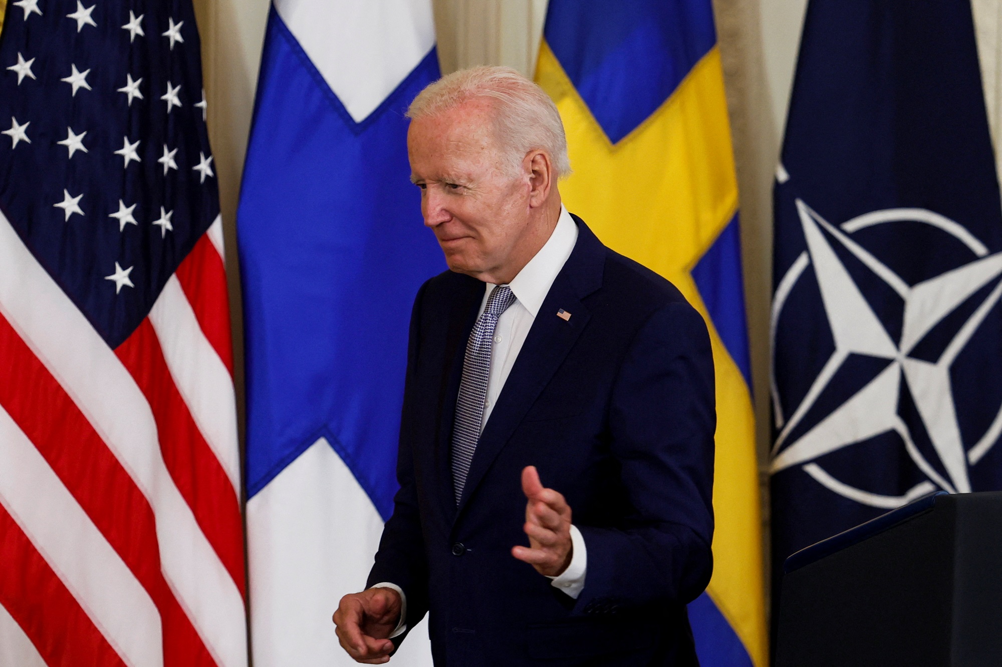 El presidente de Estados Unidos, Joe Biden, firma documentos que respaldan la adhesión de Finlandia y Suecia a la OTAN, en la Casa Blanca en Washington, Estados Unidos. -Reuters