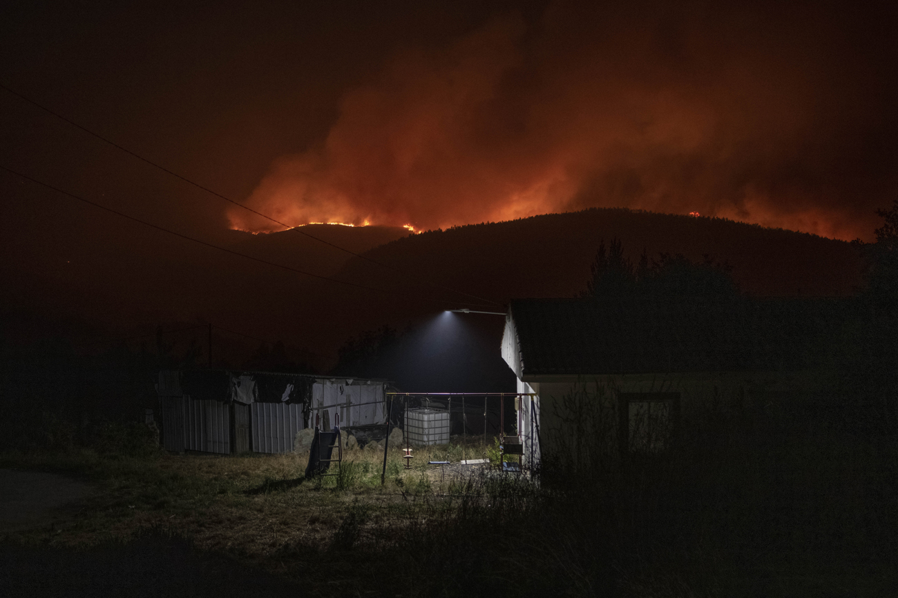 Incendio forestal cercano a la localidad de Bustelo (Pontevedra), que tuvo que ser desalojada por la cercanía de las llamas. EFE/ Brais Lorenzo