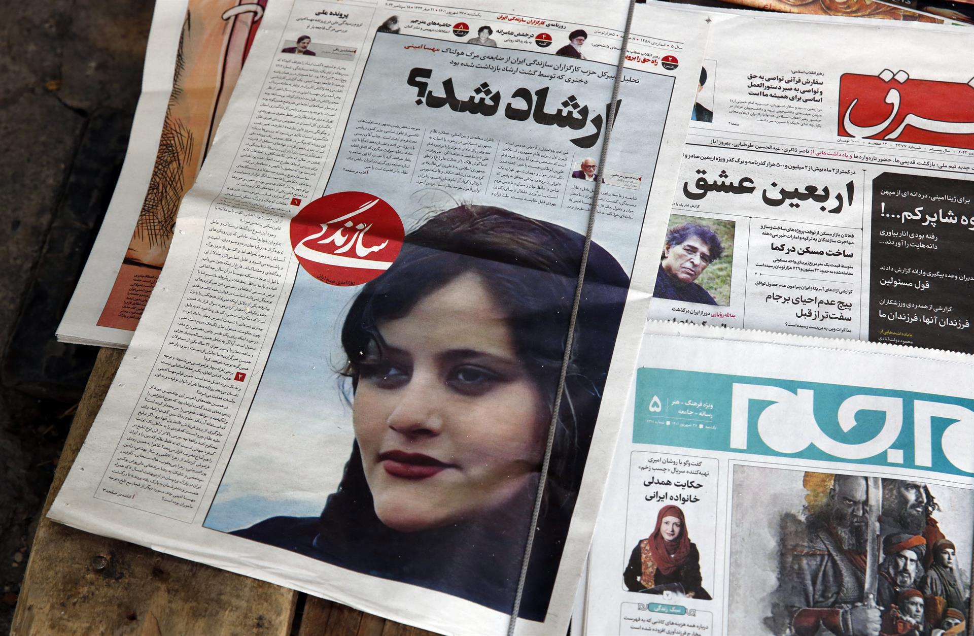 Diario iraní informa sobre la muerte de Mahsa Amini. -ABEDIN TAHERKENAREH/EFE