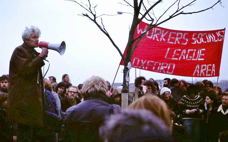 E. P. Thompson en la manifestación en 1980. -Wikipedia Commons
