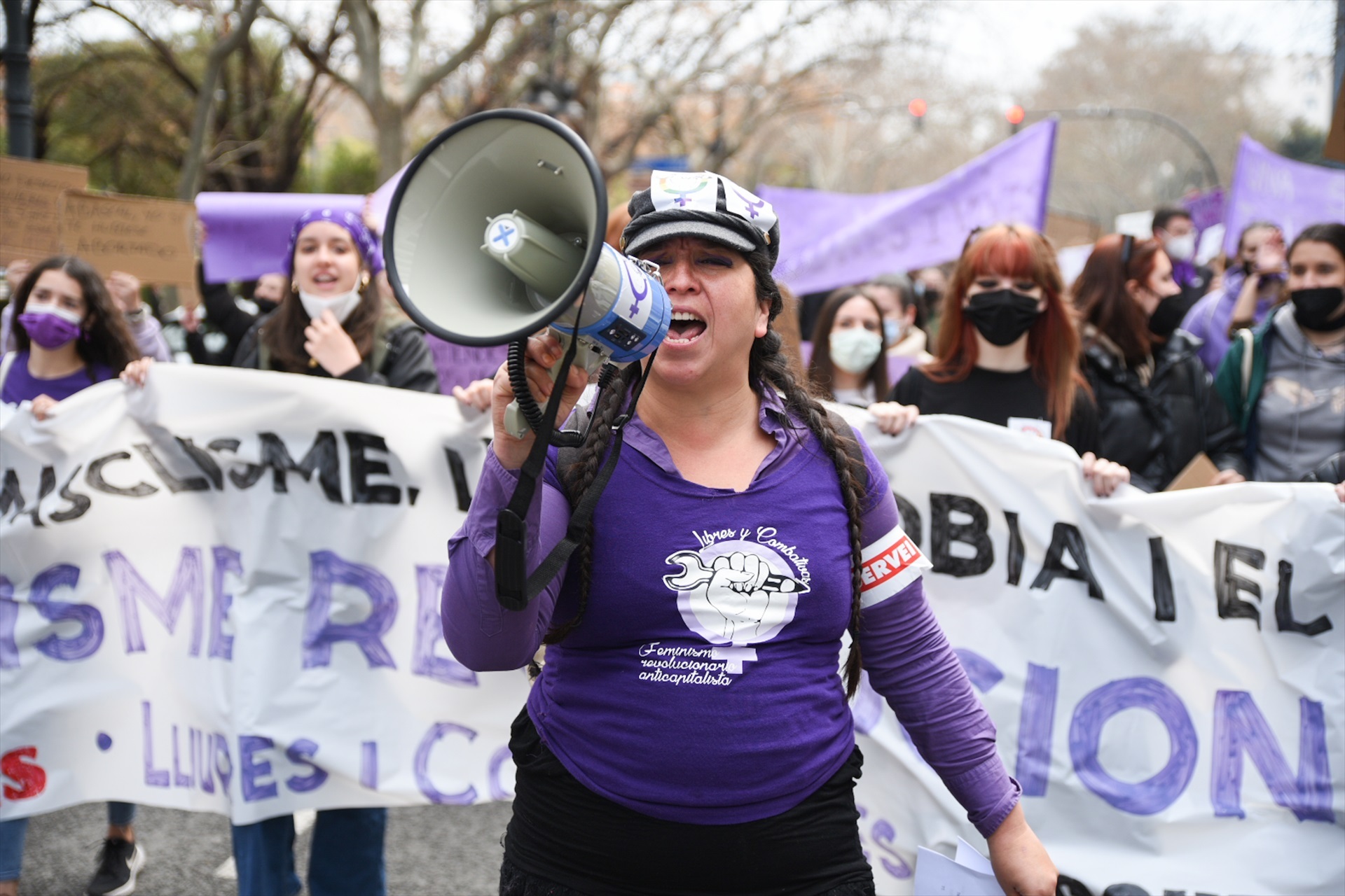 Una mujer con un megáfono en una manifestación estudiantil feminista por el 8M, Día Internacional de la Mujer, a 8 de marzo de 2022, en Valencia, Comunidad Valenciana (España). -Jorge Gil / Europa Press