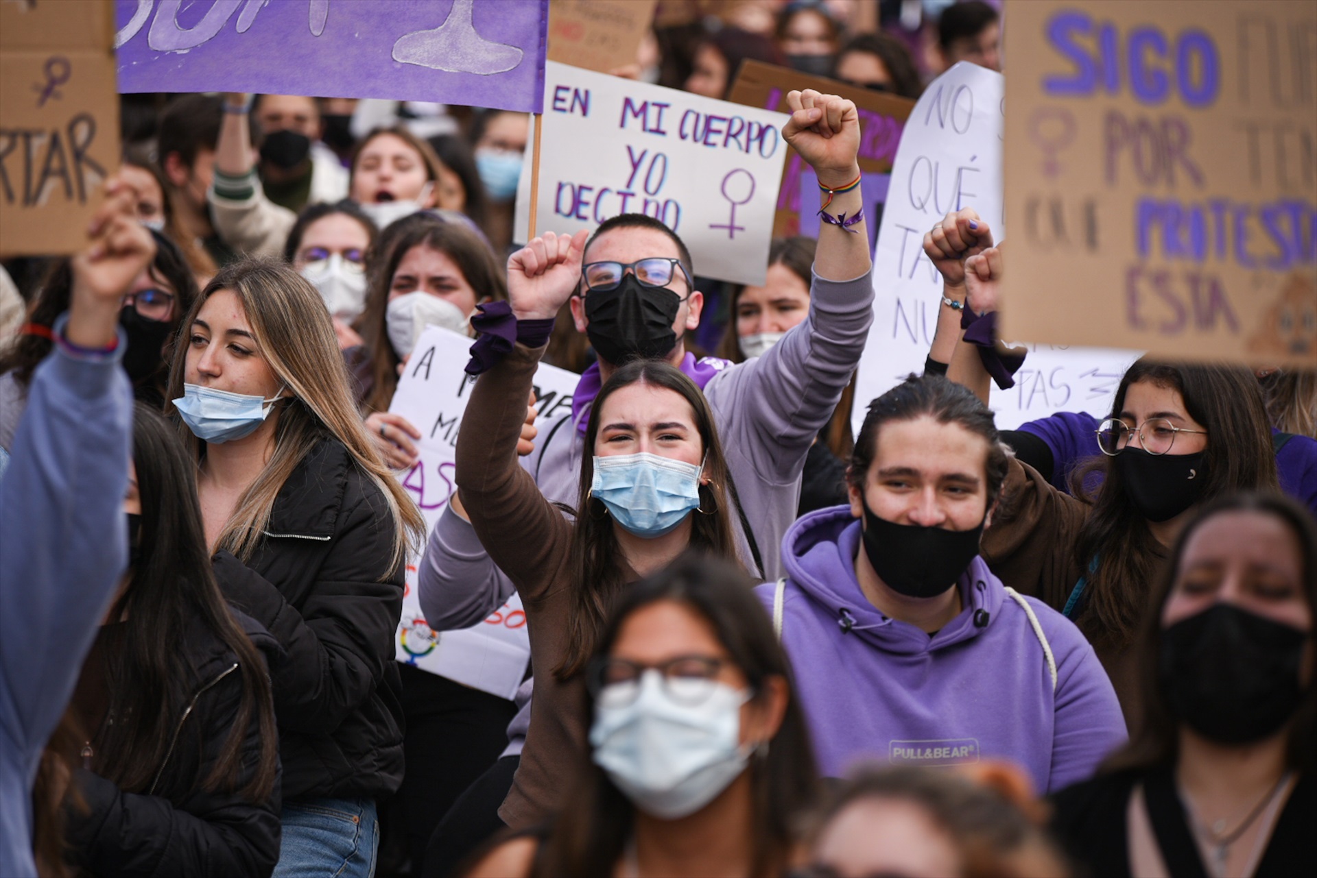 Varias personas con carteles participan en una manifestación estudiantil feminista por el 8M, Día Internacional de la Mujer. -Jorge Gil / Europa Press