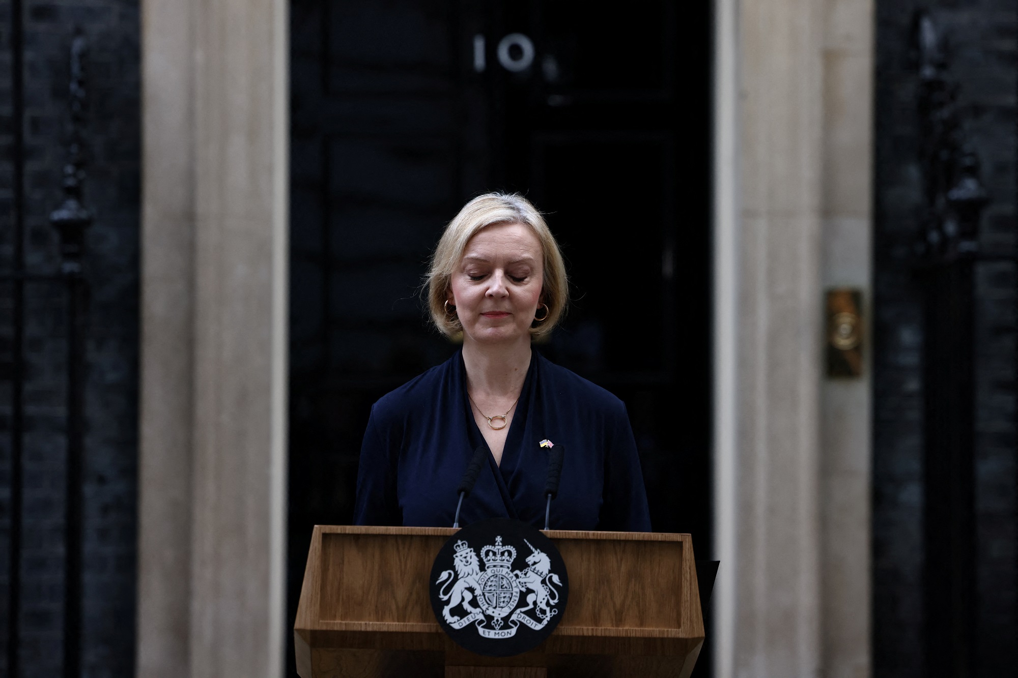 Liz Truss anuncia su renuncia, en las afueras del número 10 de Downing Street, Londres, Gran Bretaña. -REUTERS / Henry Nicholls