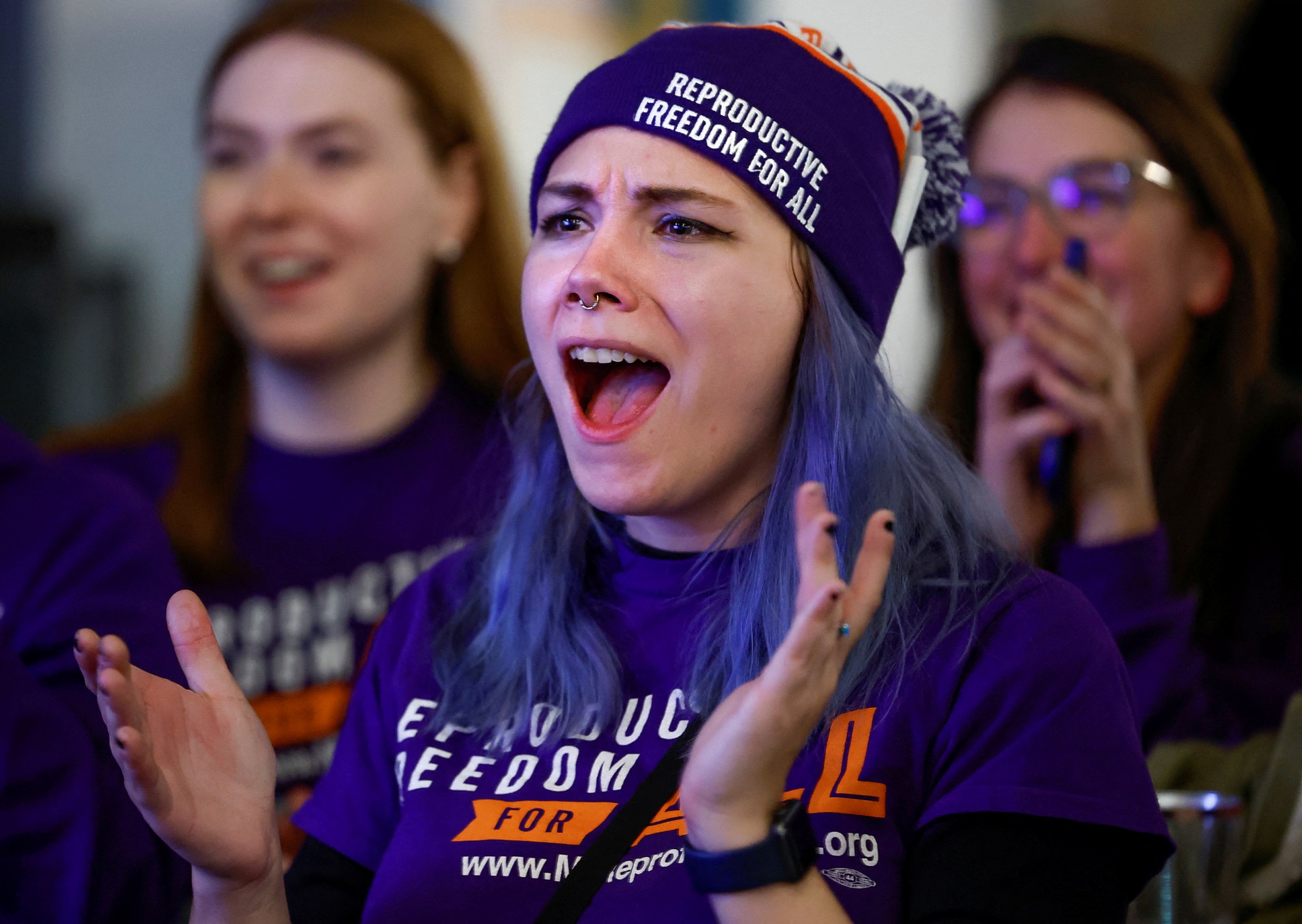 Mujeres celebran el resultado de la votación anticipada de la medida que consagra el derecho al aborto en Detroit, Michigan, a 8 de noviembre de 2022. -REUTERS