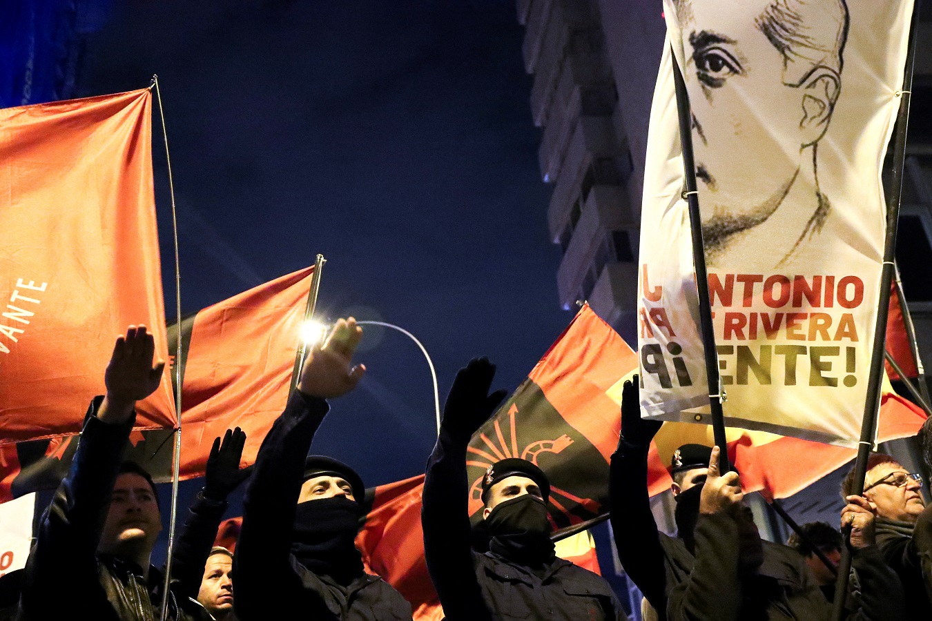 Ultraderechistas realizan el saludo fascista durante el acto organizado en memoria de Francisco Franco y José Antonio Primo de Rivera, en Madrid. REUTERS/Violeta Santos Moura