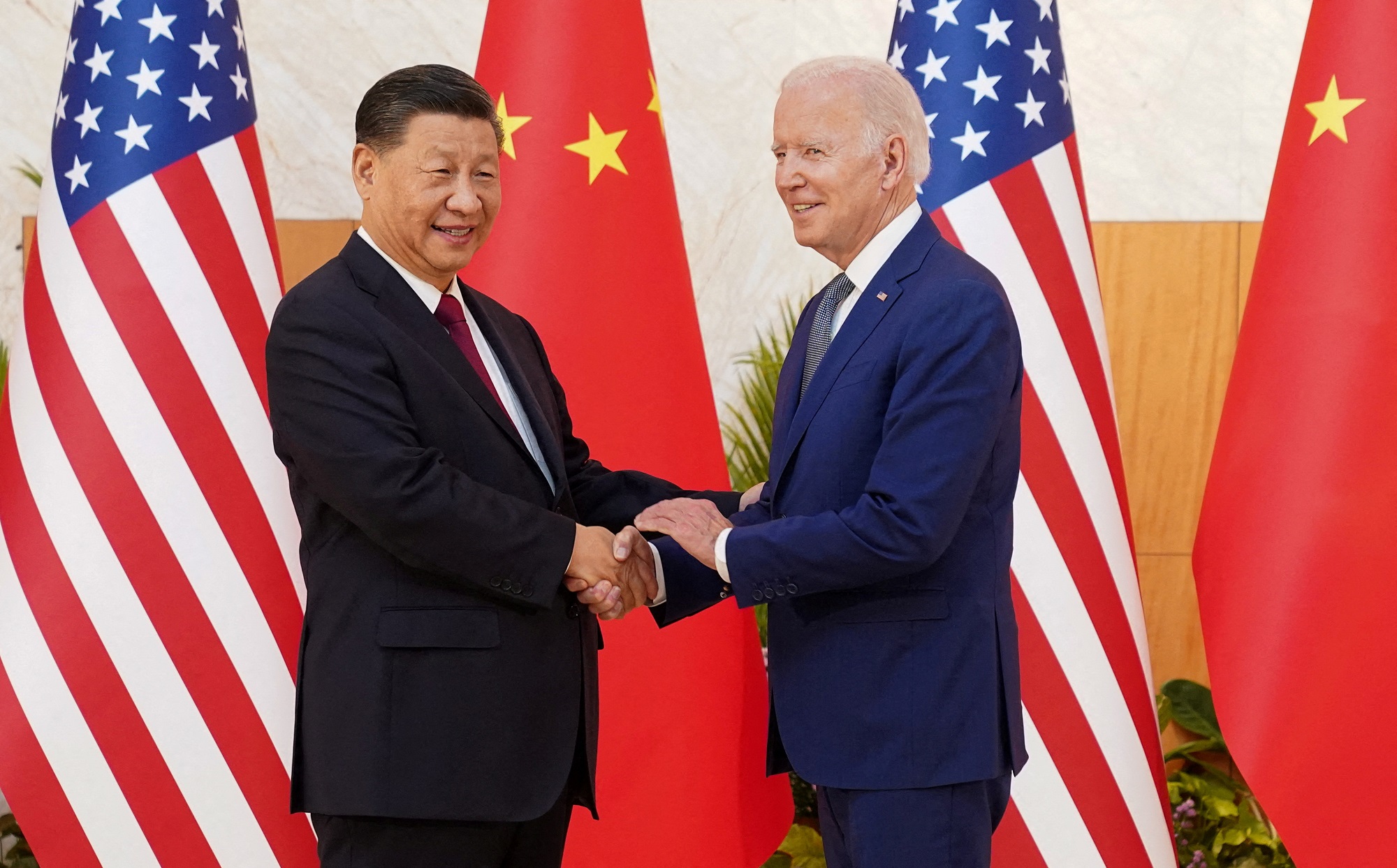 El presidente de los Estados Unidos, Joe Biden, le da la mano al presidente chino, Xi Jinping, en el marco del encuentro del G20 en Bali, Indonesia, a 14 de noviembre de 2022. -REUTERS / Kevin Lamarque