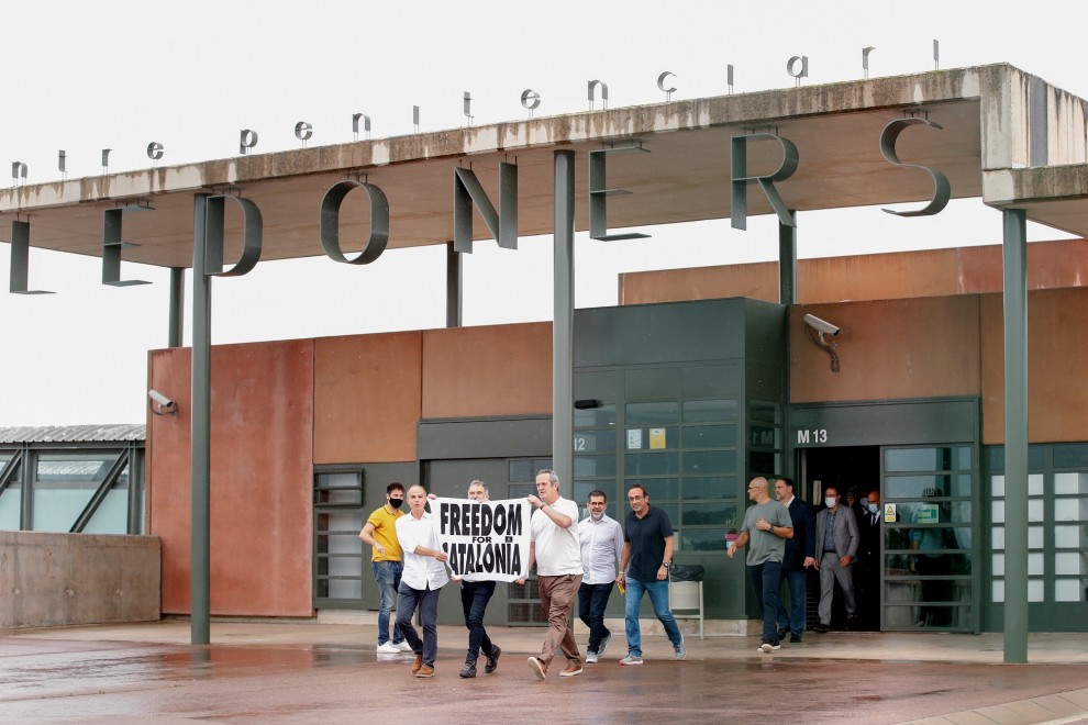 Los presos del procés sostienen una pancarta donde se lee "Freedom for Catalonia" (Libertad para Catalunya). -Albert Gea / REUTERS