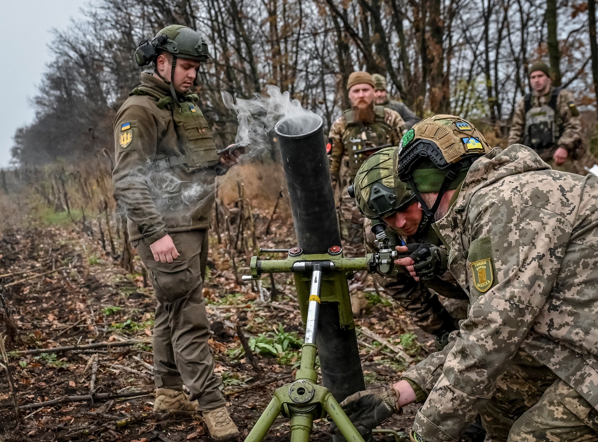 Militares ucranianos disparan un mortero en el frente mientras continúa el ataque de Rusia contra Ucrania, en la región de Zaporizhzhia, Ucrania, 16 de noviembre de 2022. -REUTERS/Stringer
