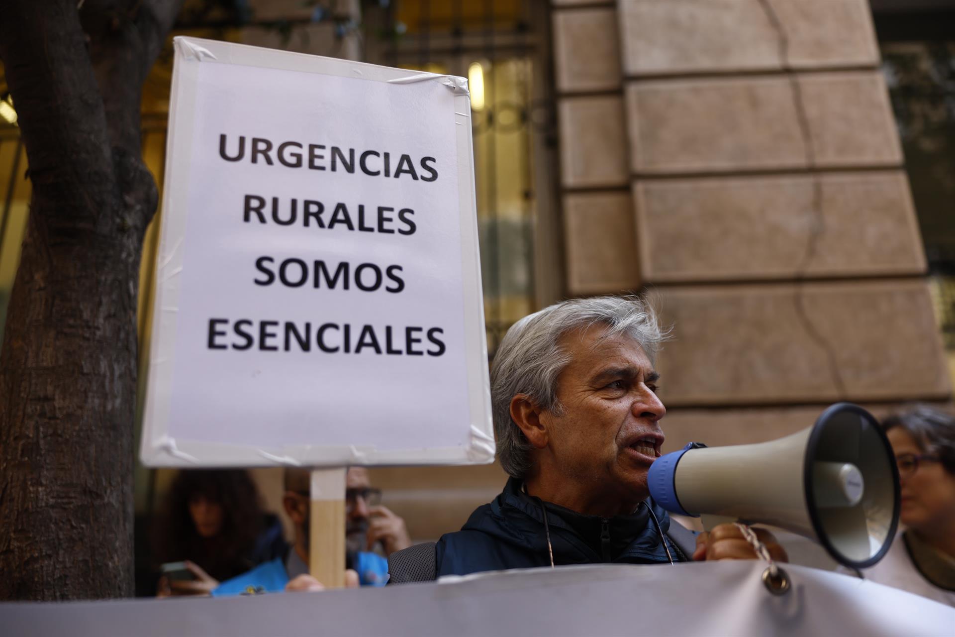 Médicos de urgencias extrahospitalarias de Atención Primaria de Madrid participan este lunes en una concentración frente a la sede de la Consejería de Sanidad en Madrid, organizada por el sindicato médico Amyts. -EFE/ Rodrigo Jimenez