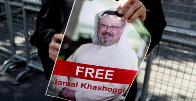 Manifestantes en las afueras del consulado a modo de protesta contra la desaparición del periodista Jamal Khashoggi. -EFE