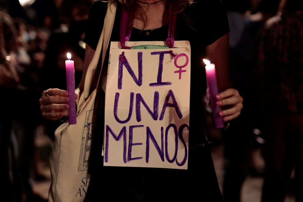 Una mujer con una pancarta de 'Ni una menos' durante una concentración. -Biel Aliño / EFE