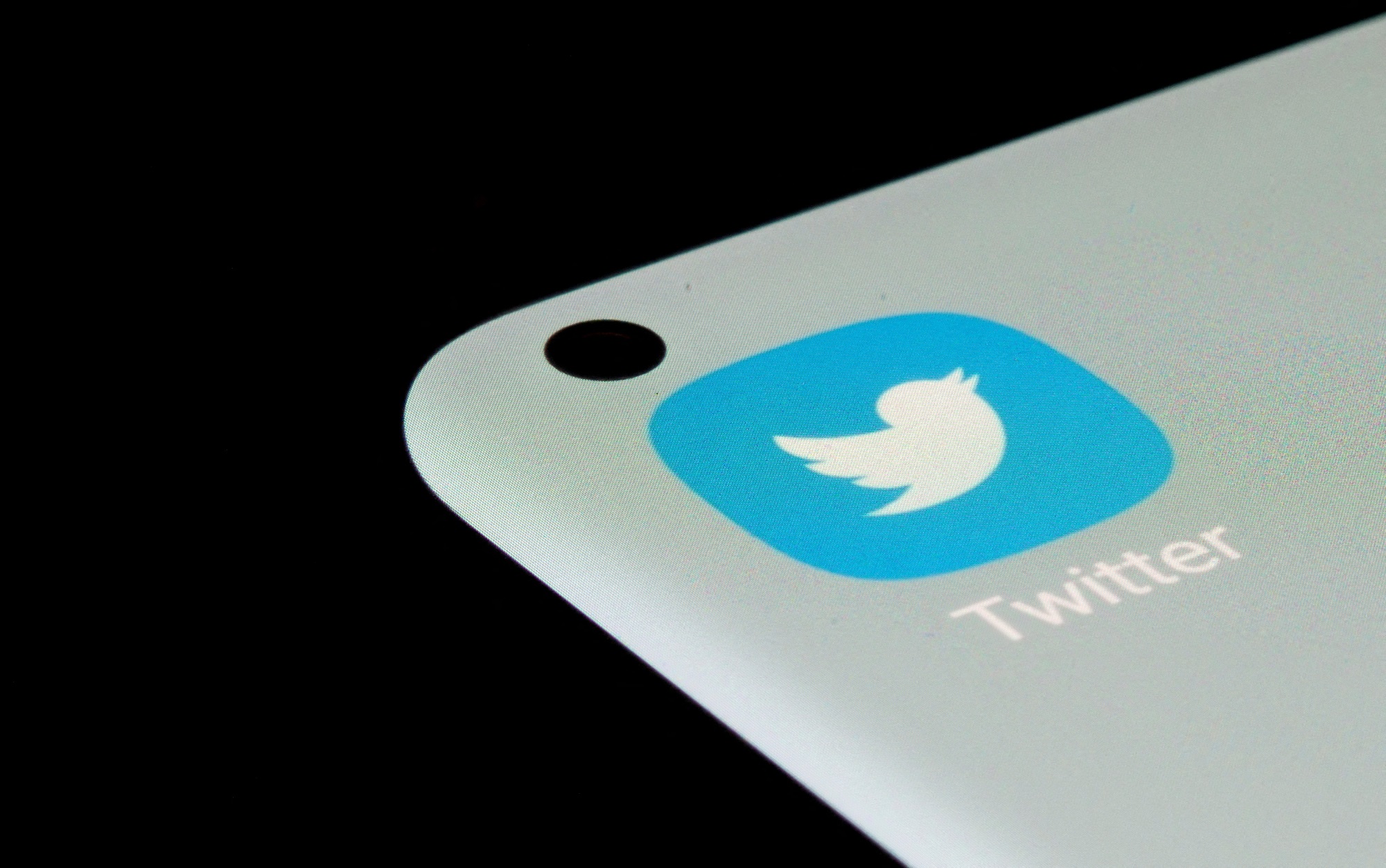La aplicación de Twitter se ve en un teléfono inteligente. -Reuters / Dado Ruvic