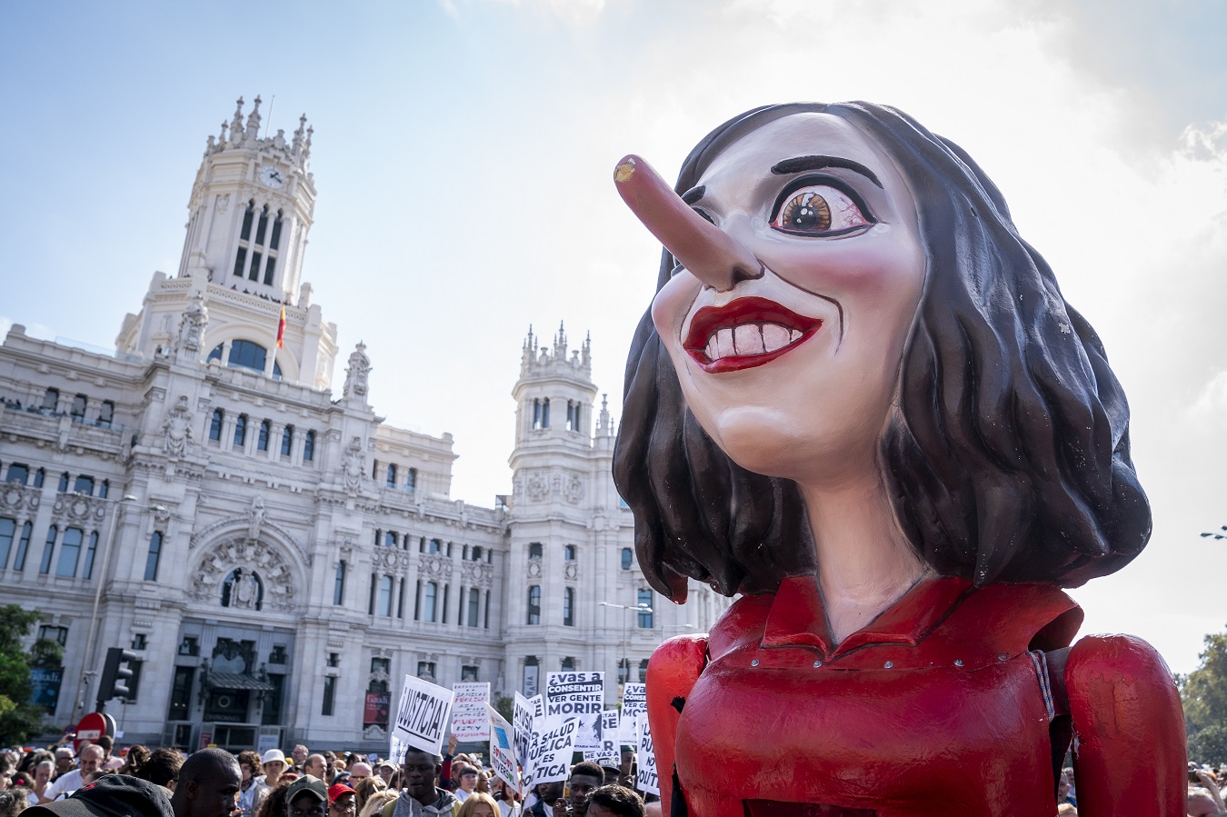 Una digura que representa a la presidenta de la Comunidad de Madrid, Isabel Díaz Ayuso, en la manifestación contra el desmantelamiento de la Atención Primaria en la Sanidad Pública, en Madrid. E.P./A. Pérez Meca