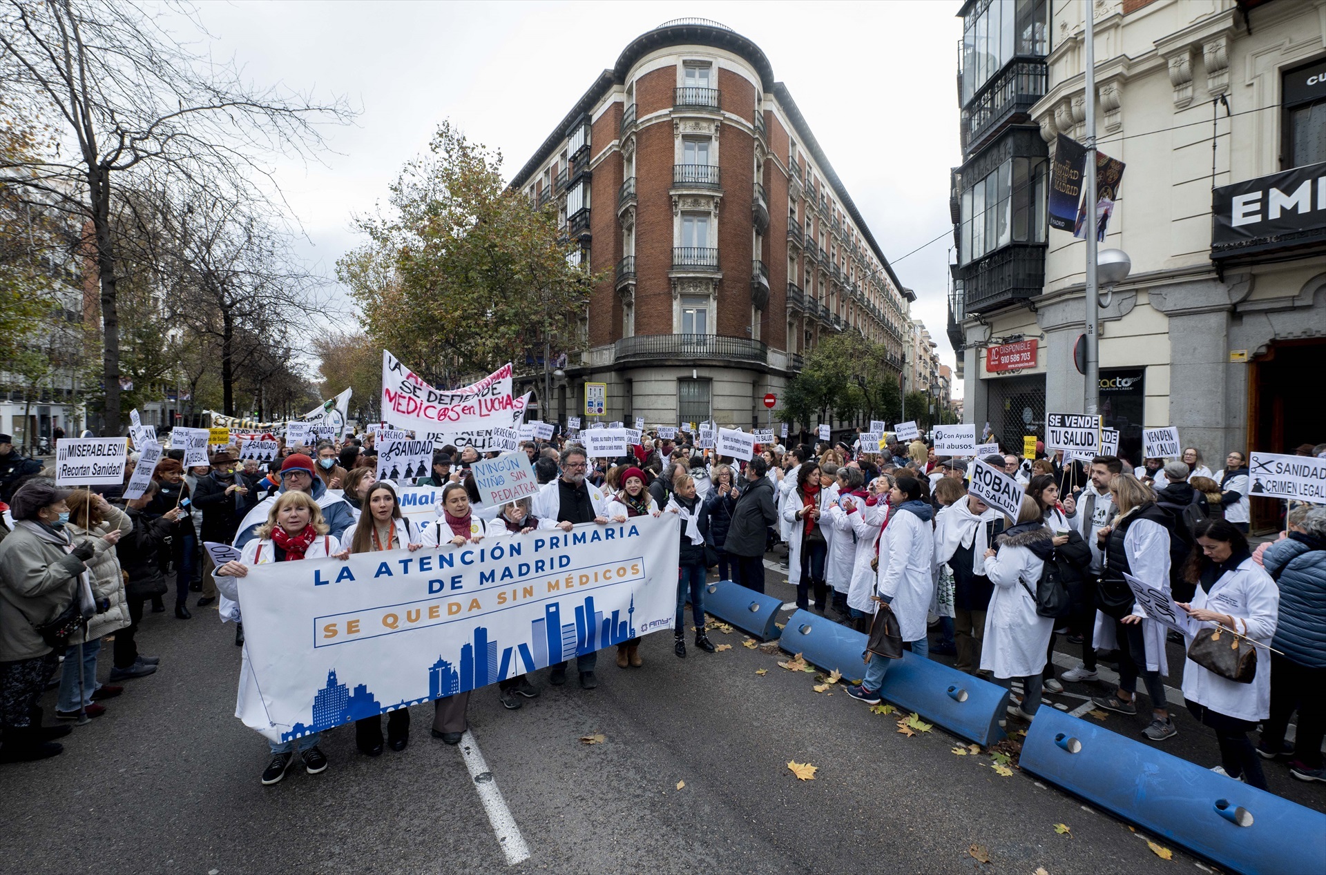 Los horrores de Ayuso y Cifuentes se cruzan en una calle de Madrid