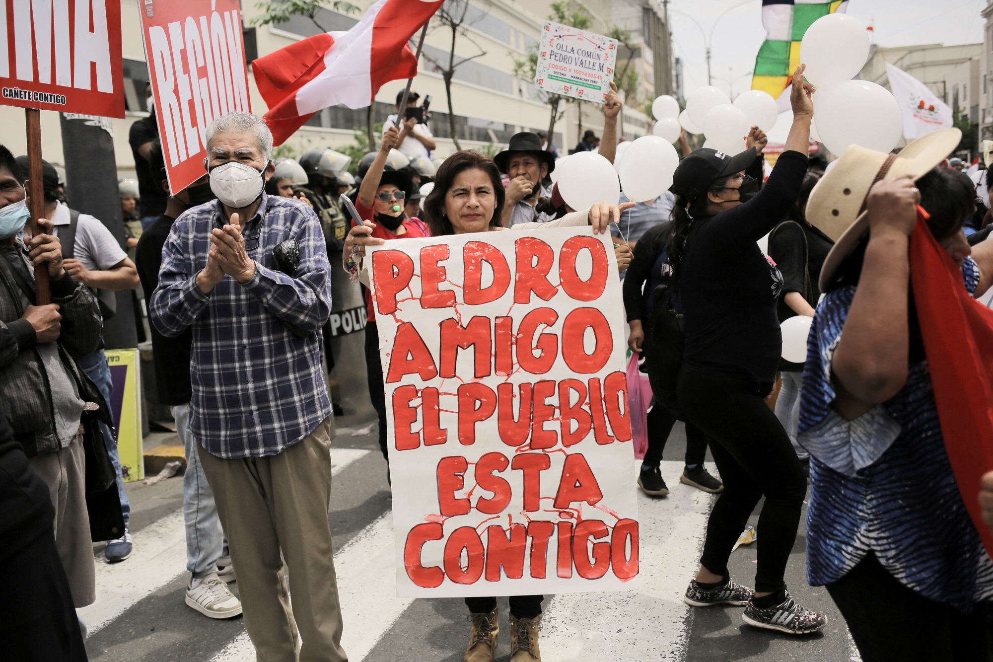 Una persona sostiene una pancarta que reza "Pedro, amigo, el pueblo está contigo" durante una protesta después de que el Congreso votara para derrocar al presidente de Perú, Pedro Castillo. -REUTERS/Gerardo Marin