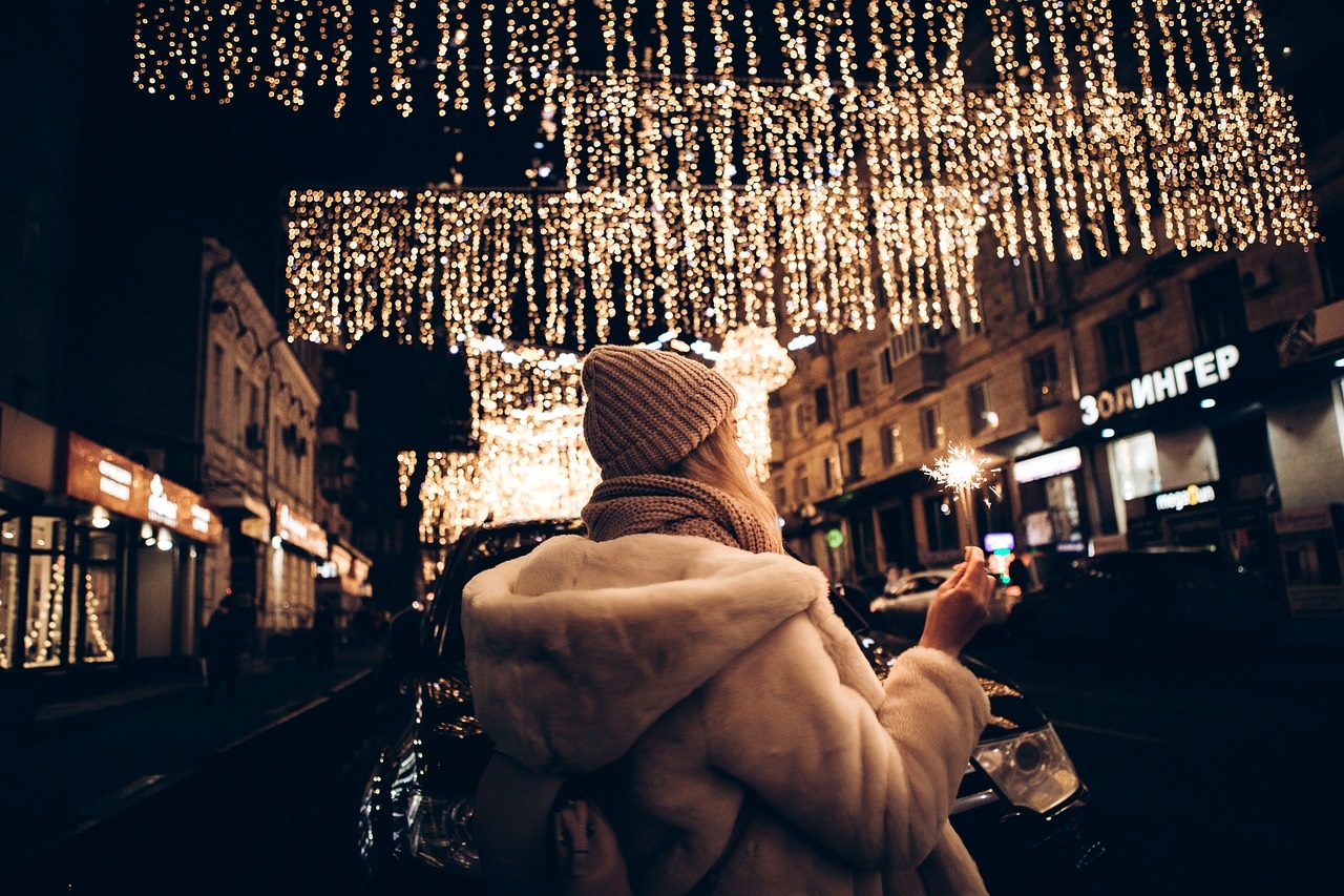 Una mujer observa las luces navideñas que iluminan las calles.- Pixabay